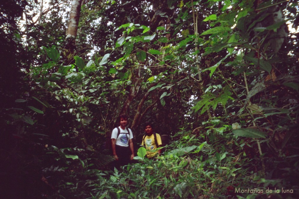 Joaquín y Marcelo marchando por la selva